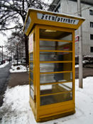 Alte Telefonzelle im Schnee am Museumsufer